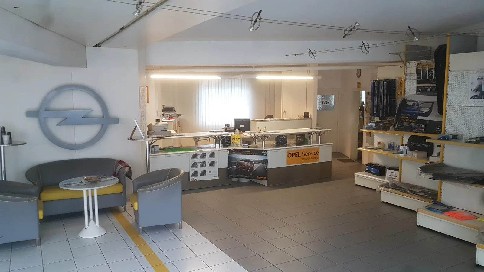 Empfangs- und Verkaufsraum im Autohaus Bader