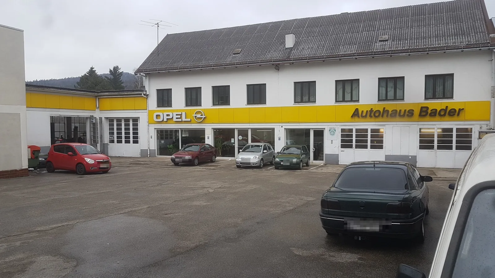 Außenansicht des Autohauses Bader in Hainfeld