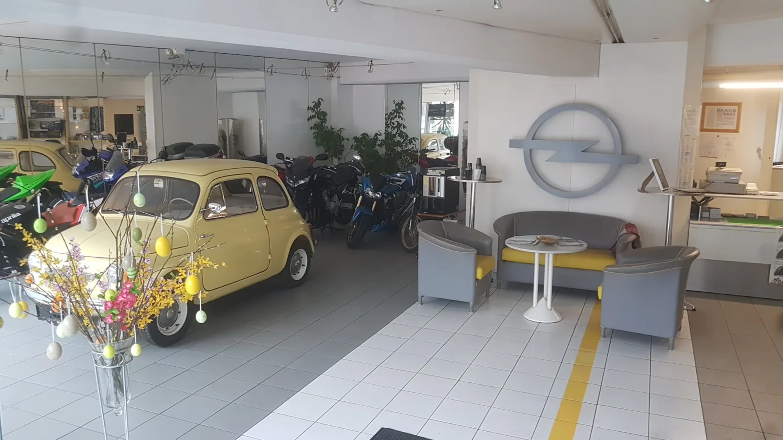 Verkaufsraum mit Fahrzeugen im Autohaus Bader