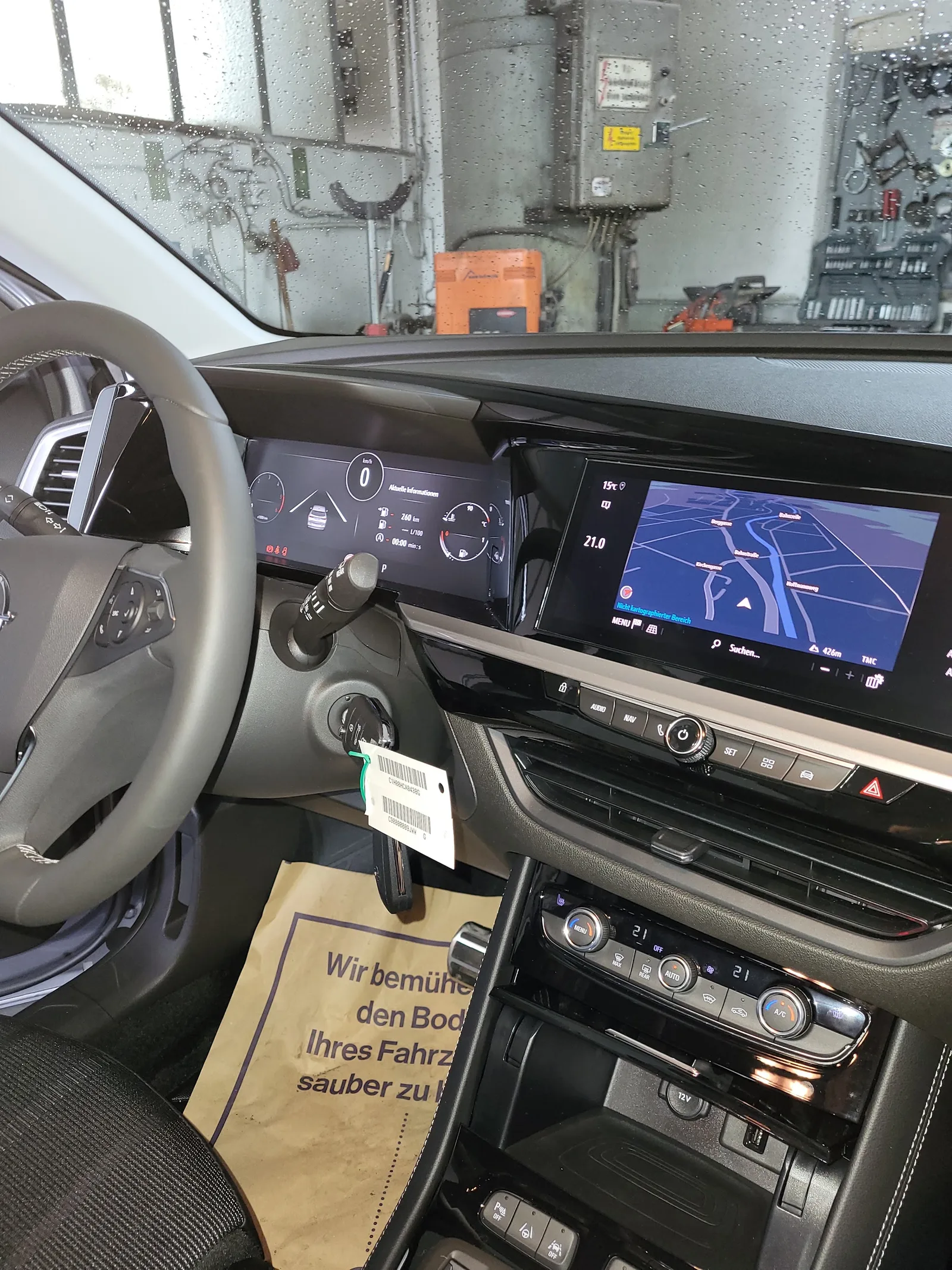 Blick in ein Fahrzeug in der Werkstatt